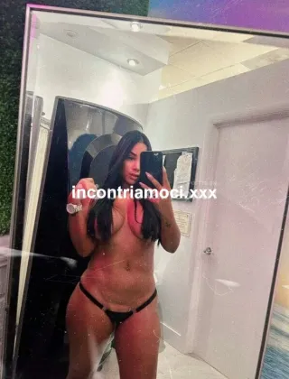 3202138756 - Appena Arrivata A Termoli Ragazza Romana Appena