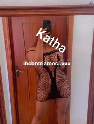 3508363174 - Copia Di Una Mora E Bianca Con Uno Stivale In Due