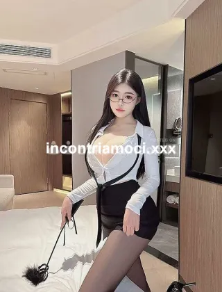 3895706996 - Due Ragazza. Arrivata Prima Volta In Citta