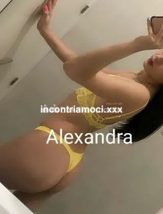 3509089587 - A Molfetta Per Poco Tempo Alexandra , Una Giovane