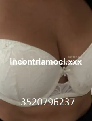 3520796237 - Bella Italiana Di Passaggio A Torino Per